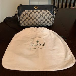 Gucci Vintage Crossbody Bag is missing the litte thing in the ziper